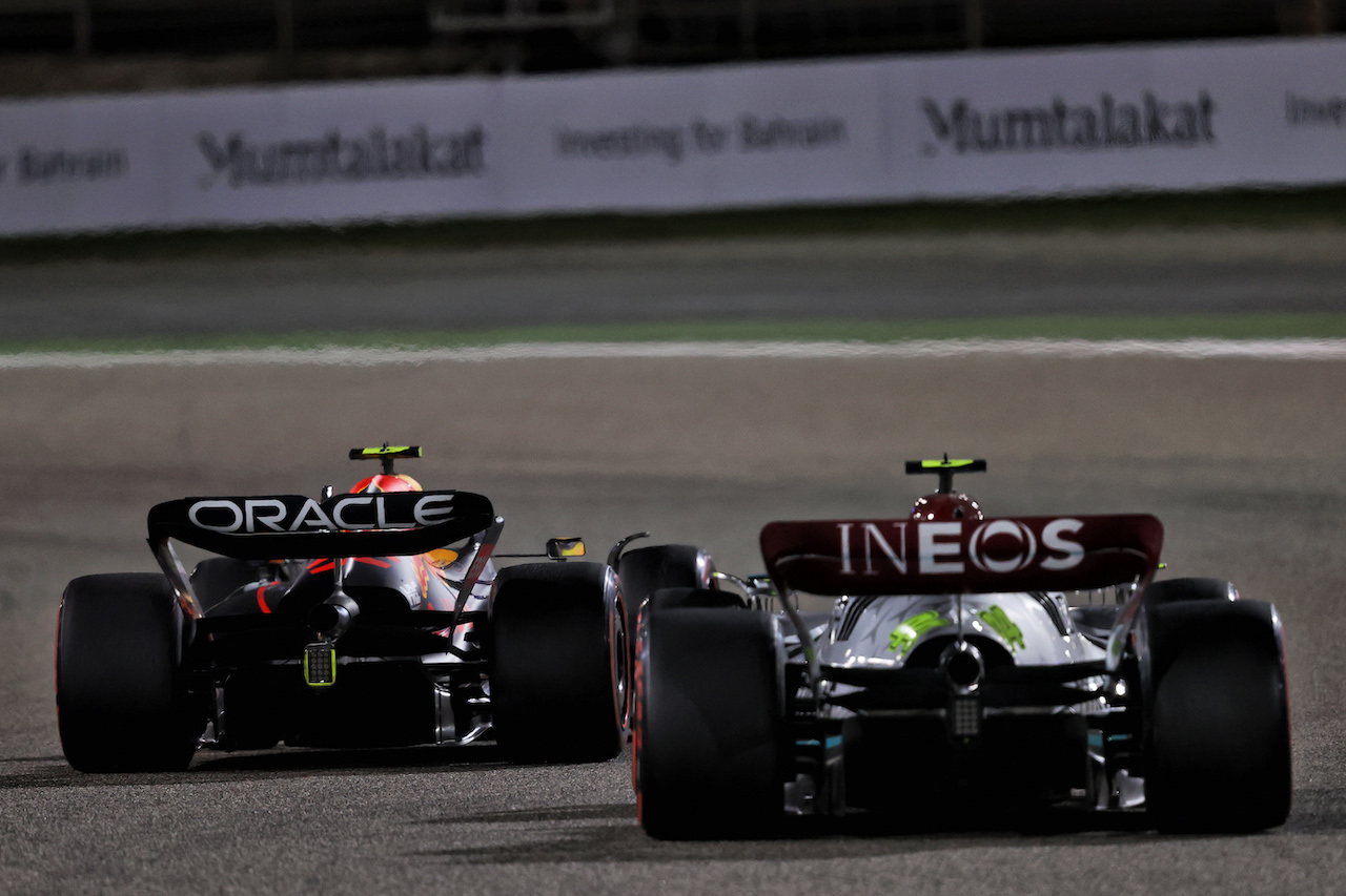 GP BAHRAIN, Sergio Perez (MEX) Red Bull Racing RB18 davanti a Lewis Hamilton (GBR) Mercedes AMG F1 W13.
20.03.2022. Formula 1 World Championship, Rd 1, Bahrain Grand Prix, Sakhir, Bahrain, Gara Day.
- www.xpbimages.com, EMail: requests@xpbimages.com © Copyright: Moy / XPB Images