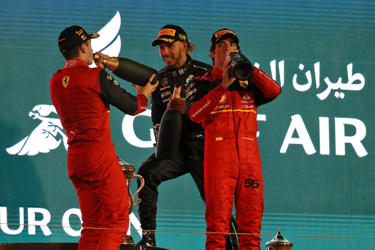 GP BAHRAIN, Gara winner Charles Leclerc (MON) Ferrari celebrates on the podium with second placed team mate Carlos Sainz Jr (ESP) Ferrari e Lewis Hamilton (GBR) Mercedes AMG F1.
20.03.2022. Formula 1 World Championship, Rd 1, Bahrain Grand Prix, Sakhir, Bahrain, Gara Day.
- www.xpbimages.com, EMail: requests@xpbimages.com © Copyright: Moy / XPB Images