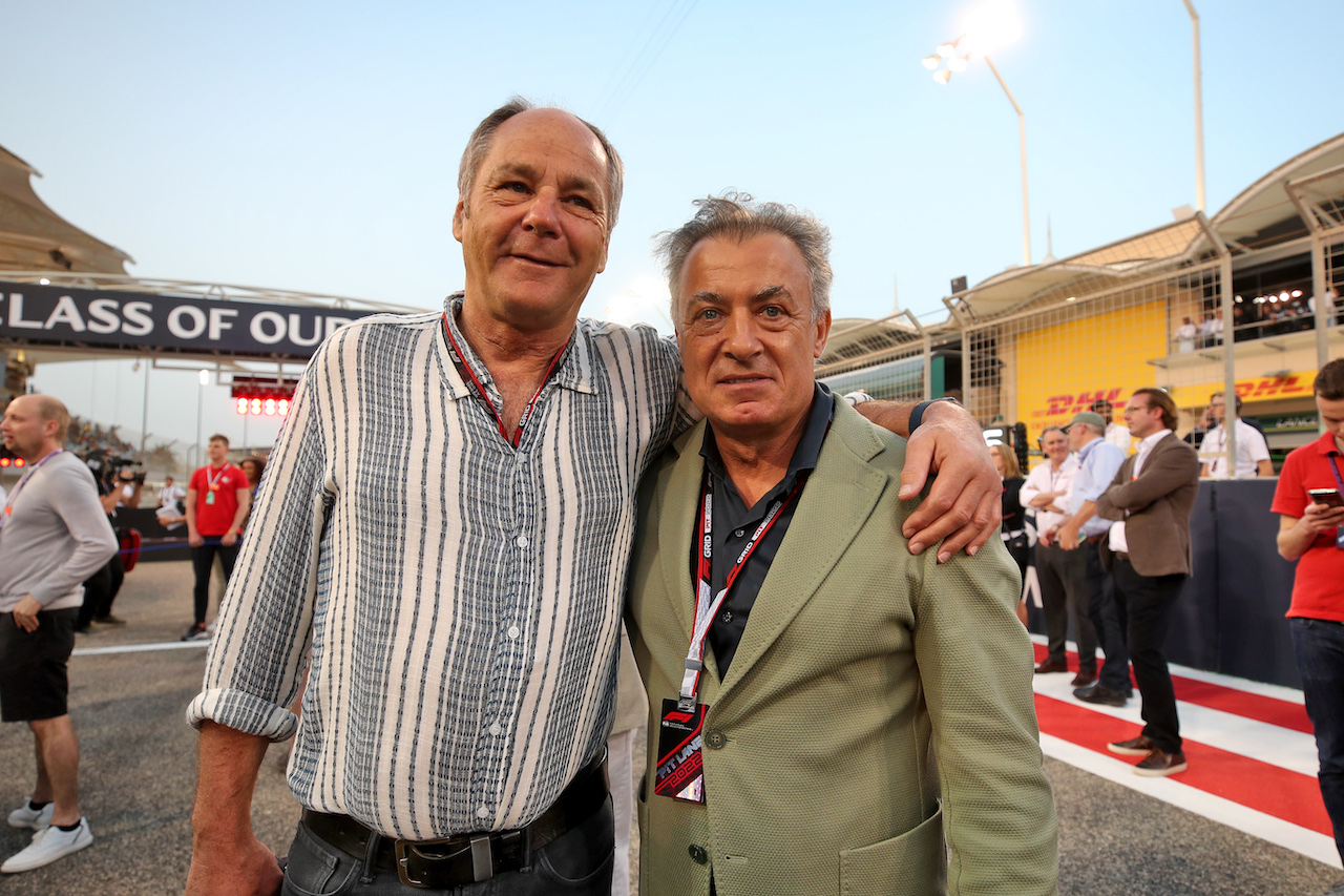 GP BAHRAIN, (L to R): Gerhard Berger (AUT) with Jean Alesi (FRA) on the grid.
20.03.2022. Formula 1 World Championship, Rd 1, Bahrain Grand Prix, Sakhir, Bahrain, Gara Day.
 - www.xpbimages.com, EMail: requests@xpbimages.com © Copyright: Coates / XPB Images