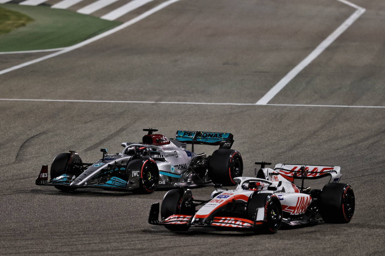 GP BAHRAIN, George Russell (GBR) Mercedes AMG F1 W13 e Kevin Magnussen (DEN) Haas VF-22 battle for position.
20.03.2022. Formula 1 World Championship, Rd 1, Bahrain Grand Prix, Sakhir, Bahrain, Gara Day.
- www.xpbimages.com, EMail: requests@xpbimages.com © Copyright: Moy / XPB Images