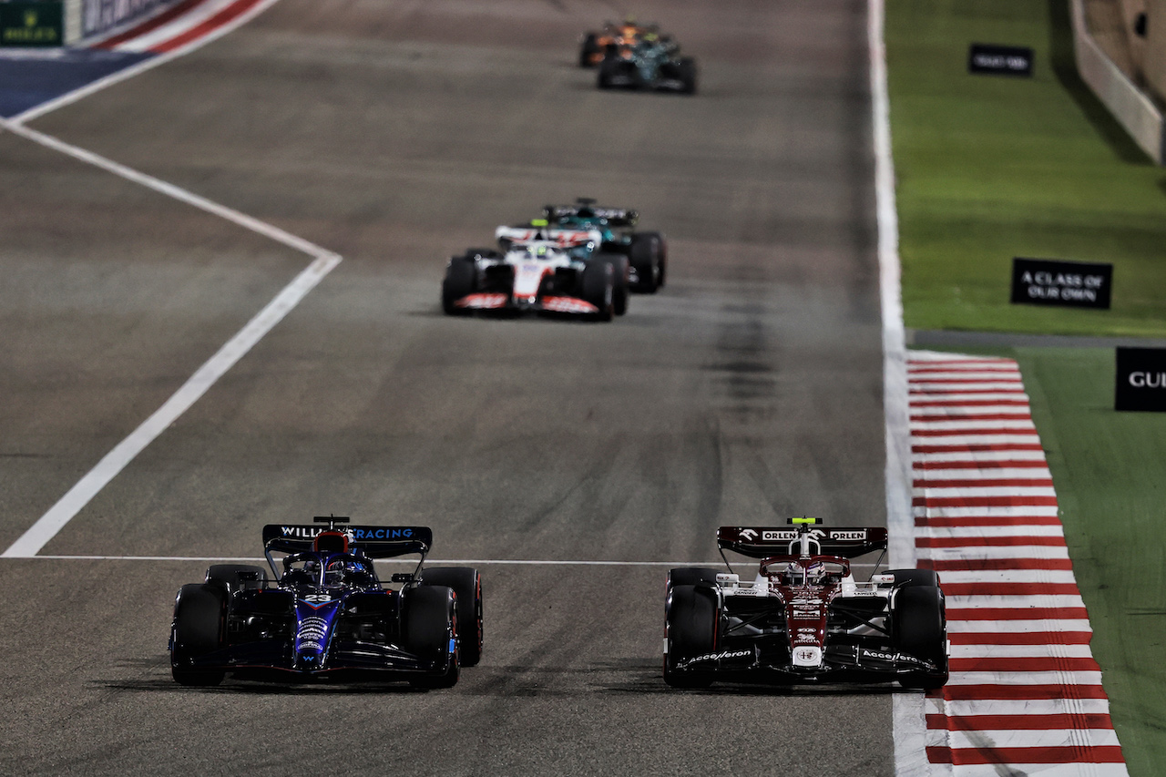 GP BAHRAIN, Alexander Albon (THA) Williams Racing FW44 e Yuki Tsunoda (JPN) AlphaTauri AT03 battle for position.
20.03.2022. Formula 1 World Championship, Rd 1, Bahrain Grand Prix, Sakhir, Bahrain, Gara Day.
- www.xpbimages.com, EMail: requests@xpbimages.com © Copyright: Moy / XPB Images