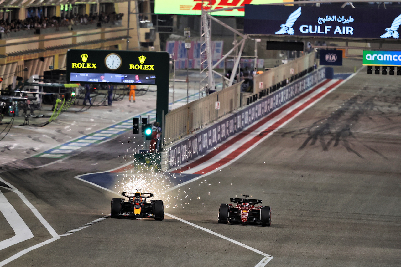 GP BAHRAIN, Max Verstappen (NLD) Red Bull Racing RB18 e Charles Leclerc (MON) Ferrari F1-75 battle for position.
20.03.2022. Formula 1 World Championship, Rd 1, Bahrain Grand Prix, Sakhir, Bahrain, Gara Day.
- www.xpbimages.com, EMail: requests@xpbimages.com © Copyright: Moy / XPB Images