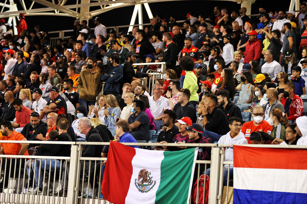 GP BAHRAIN, Circuit Atmosfera - fans in the grandstand.
20.03.2022. Formula 1 World Championship, Rd 1, Bahrain Grand Prix, Sakhir, Bahrain, Gara Day.
- www.xpbimages.com, EMail: requests@xpbimages.com © Copyright: Moy / XPB Images