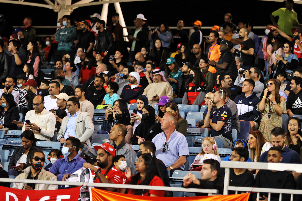 GP BAHRAIN, Circuit Atmosfera - fans in the grandstand.
20.03.2022. Formula 1 World Championship, Rd 1, Bahrain Grand Prix, Sakhir, Bahrain, Gara Day.
- www.xpbimages.com, EMail: requests@xpbimages.com © Copyright: Moy / XPB Images