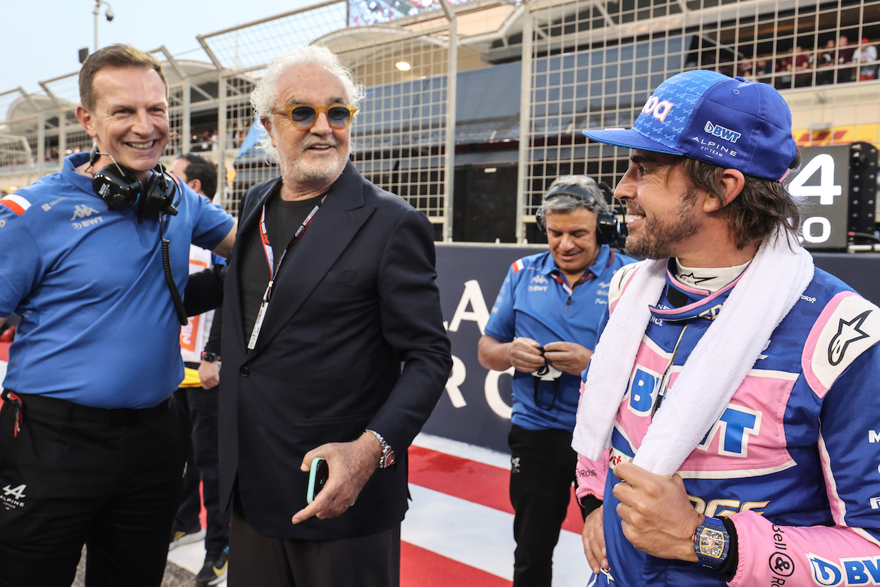 GP BAHRAIN, Fernando Alonso (ESP), Alpine F1 Team e Flavio Briatore
20.03.2022. Formula 1 World Championship, Rd 1, Bahrain Grand Prix, Sakhir, Bahrain, Gara Day.
- www.xpbimages.com, EMail: requests@xpbimages.com © Copyright: Charniaux / XPB Images