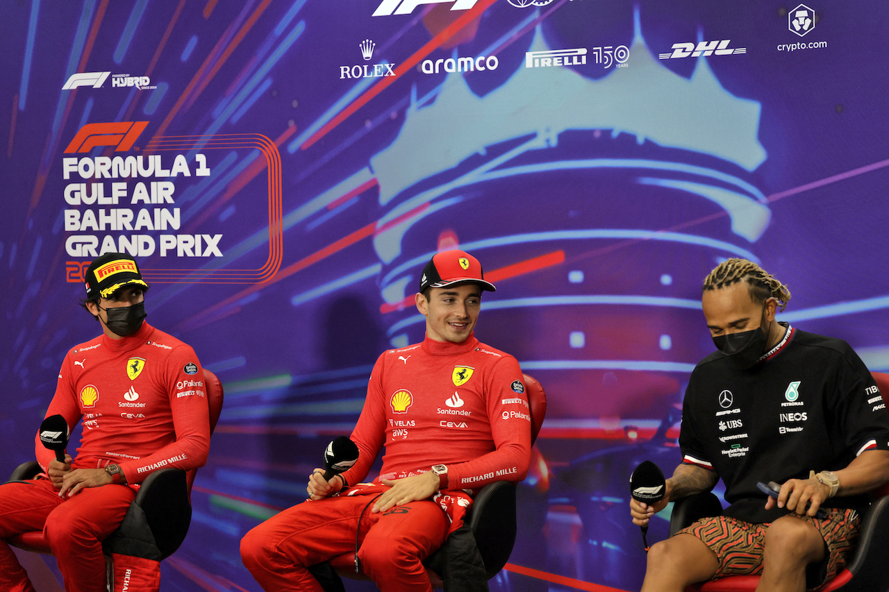 GP BAHRAIN, (L to R): Carlos Sainz Jr (ESP) Ferrari; Charles Leclerc (MON) Ferrari; e Lewis Hamilton (GBR) Mercedes AMG F1, in the post race FIA Press Conference.
20.03.2022. Formula 1 World Championship, Rd 1, Bahrain Grand Prix, Sakhir, Bahrain, Gara Day.
- www.xpbimages.com, EMail: requests@xpbimages.com © Copyright: Bearne / XPB Images