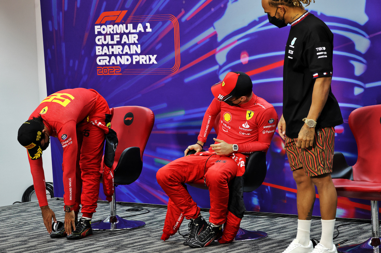 GP BAHRAIN, (L to R): Carlos Sainz Jr (ESP) Ferrari; Charles Leclerc (MON) Ferrari; e Lewis Hamilton (GBR) Mercedes AMG F1, in the post race FIA Press Conference.
20.03.2022. Formula 1 World Championship, Rd 1, Bahrain Grand Prix, Sakhir, Bahrain, Gara Day.
- www.xpbimages.com, EMail: requests@xpbimages.com © Copyright: Bearne / XPB Images