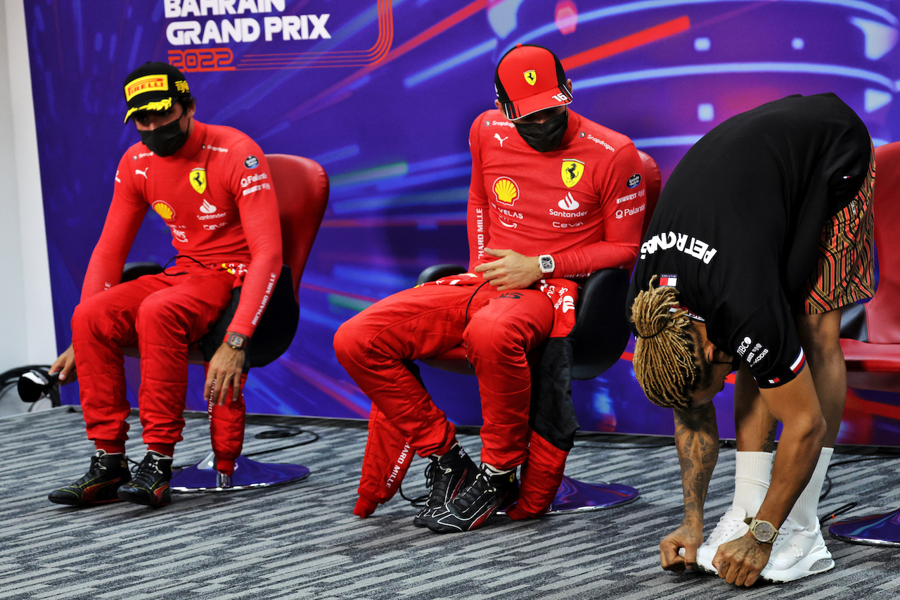 GP BAHRAIN, (L to R): Carlos Sainz Jr (ESP) Ferrari; Charles Leclerc (MON) Ferrari; e Lewis Hamilton (GBR) Mercedes AMG F1, in the post race FIA Press Conference.
20.03.2022. Formula 1 World Championship, Rd 1, Bahrain Grand Prix, Sakhir, Bahrain, Gara Day.
- www.xpbimages.com, EMail: requests@xpbimages.com © Copyright: Bearne / XPB Images