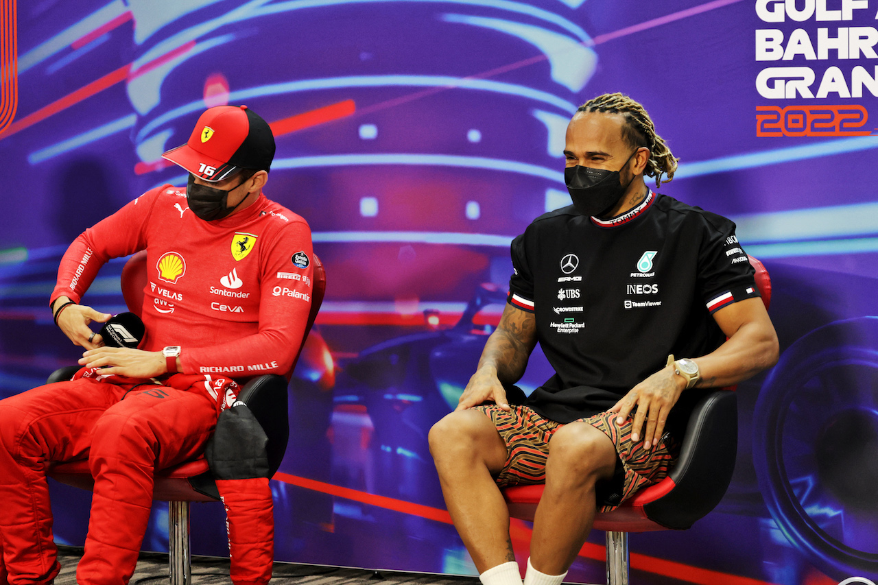 GP BAHRAIN, (L to R): Charles Leclerc (MON) Ferrari e Lewis Hamilton (GBR) Mercedes AMG F1 in the post race FIA Press Conference.
20.03.2022. Formula 1 World Championship, Rd 1, Bahrain Grand Prix, Sakhir, Bahrain, Gara Day.
- www.xpbimages.com, EMail: requests@xpbimages.com © Copyright: Bearne / XPB Images