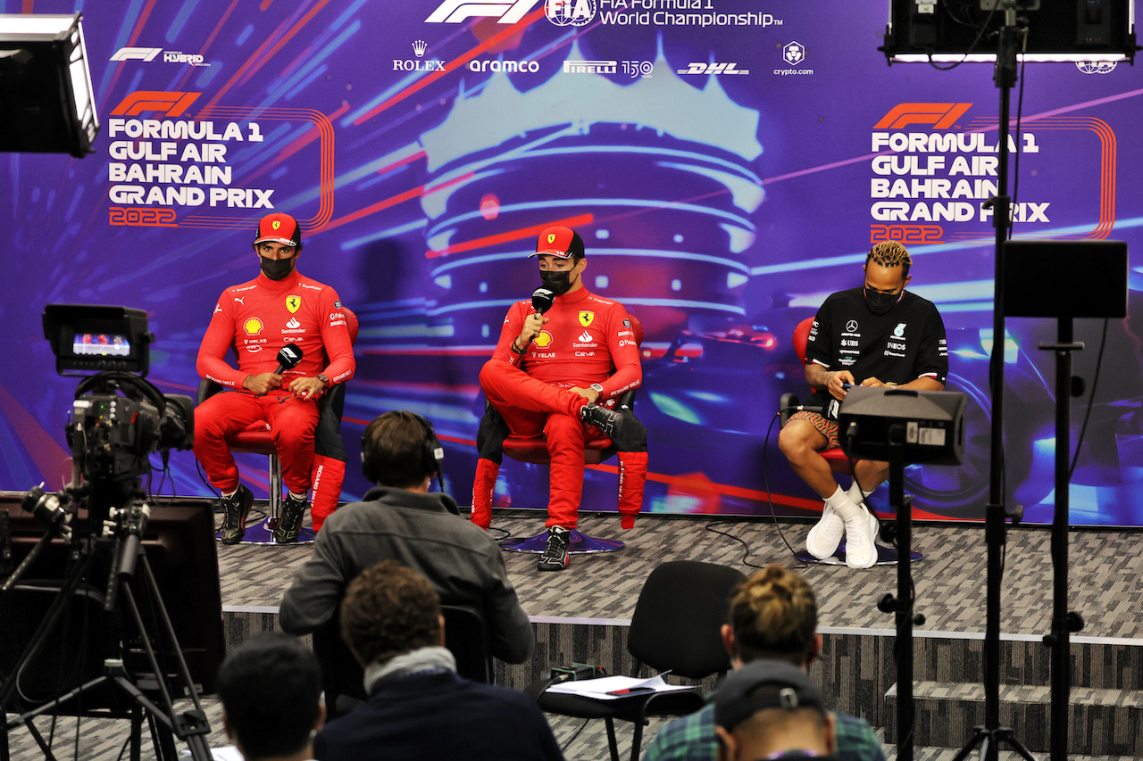 GP BAHRAIN, (L to R): Carlos Sainz Jr (ESP) Ferrari; Charles Leclerc (MON) Ferrari; e Lewis Hamilton (GBR) Mercedes AMG F1, in the post race FIA Press Conference.
20.03.2022. Formula 1 World Championship, Rd 1, Bahrain Grand Prix, Sakhir, Bahrain, Gara Day.
- www.xpbimages.com, EMail: requests@xpbimages.com © Copyright: Bearne / XPB Images