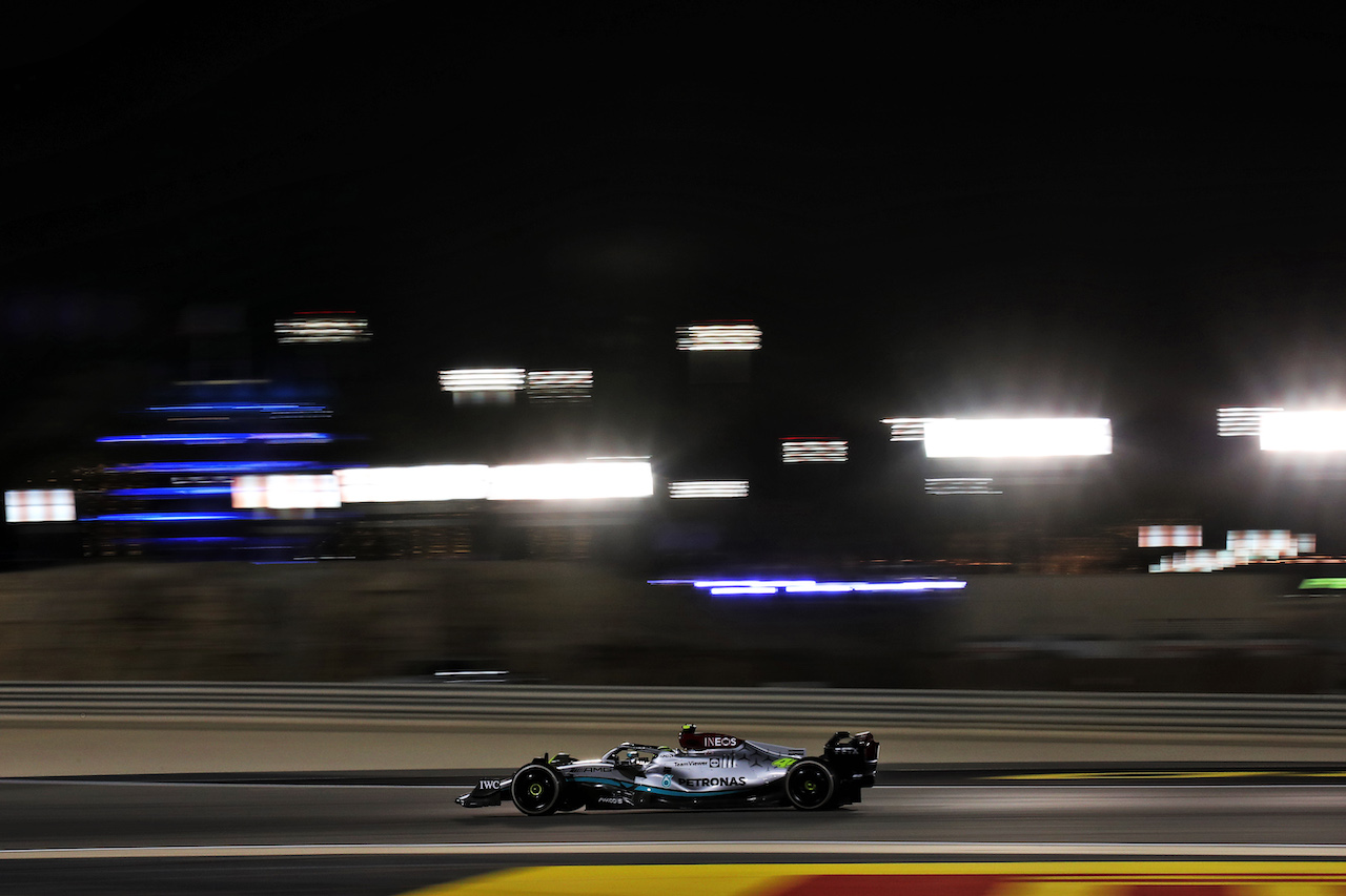 GP BAHRAIN, Lewis Hamilton (GBR) Mercedes AMG F1 W13.
20.03.2022. Formula 1 World Championship, Rd 1, Bahrain Grand Prix, Sakhir, Bahrain, Gara Day.
 - www.xpbimages.com, EMail: requests@xpbimages.com © Copyright: Coates / XPB Images