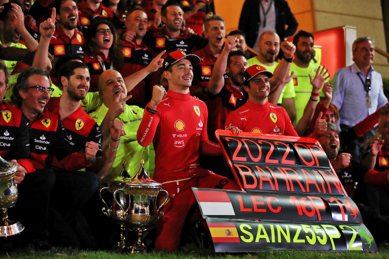 GP BAHRAIN, Gara winner Charles Leclerc (MON) Ferrari e second placed team mate Carlos Sainz Jr (ESP) Ferrari celebrate with the team.
20.03.2022. Formula 1 World Championship, Rd 1, Bahrain Grand Prix, Sakhir, Bahrain, Gara Day.
 - www.xpbimages.com, EMail: requests@xpbimages.com © Copyright: Coates / XPB Images