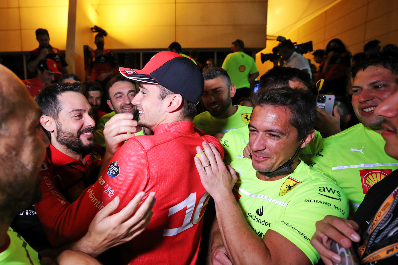 GP BAHRAIN, Gara winner Charles Leclerc (MON) Ferrari celebrates with the team.
20.03.2022. Formula 1 World Championship, Rd 1, Bahrain Grand Prix, Sakhir, Bahrain, Gara Day.
 - www.xpbimages.com, EMail: requests@xpbimages.com © Copyright: Coates / XPB Images