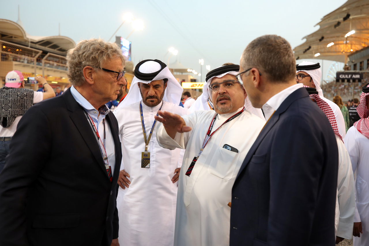 GP BAHRAIN, (L to R): Hermann Tilke (GER) Circuit Designer with Mohammed Bin Sulayem (UAE) FIA President; Crown Prince Shaikh Salman bin Isa Hamad Al Khalifa (BRN); e Stefano Domenicali (ITA) Formula One President e CEO, on the grid.
20.03.2022. Formula 1 World Championship, Rd 1, Bahrain Grand Prix, Sakhir, Bahrain, Gara Day.
 - www.xpbimages.com, EMail: requests@xpbimages.com © Copyright: Coates / XPB Images