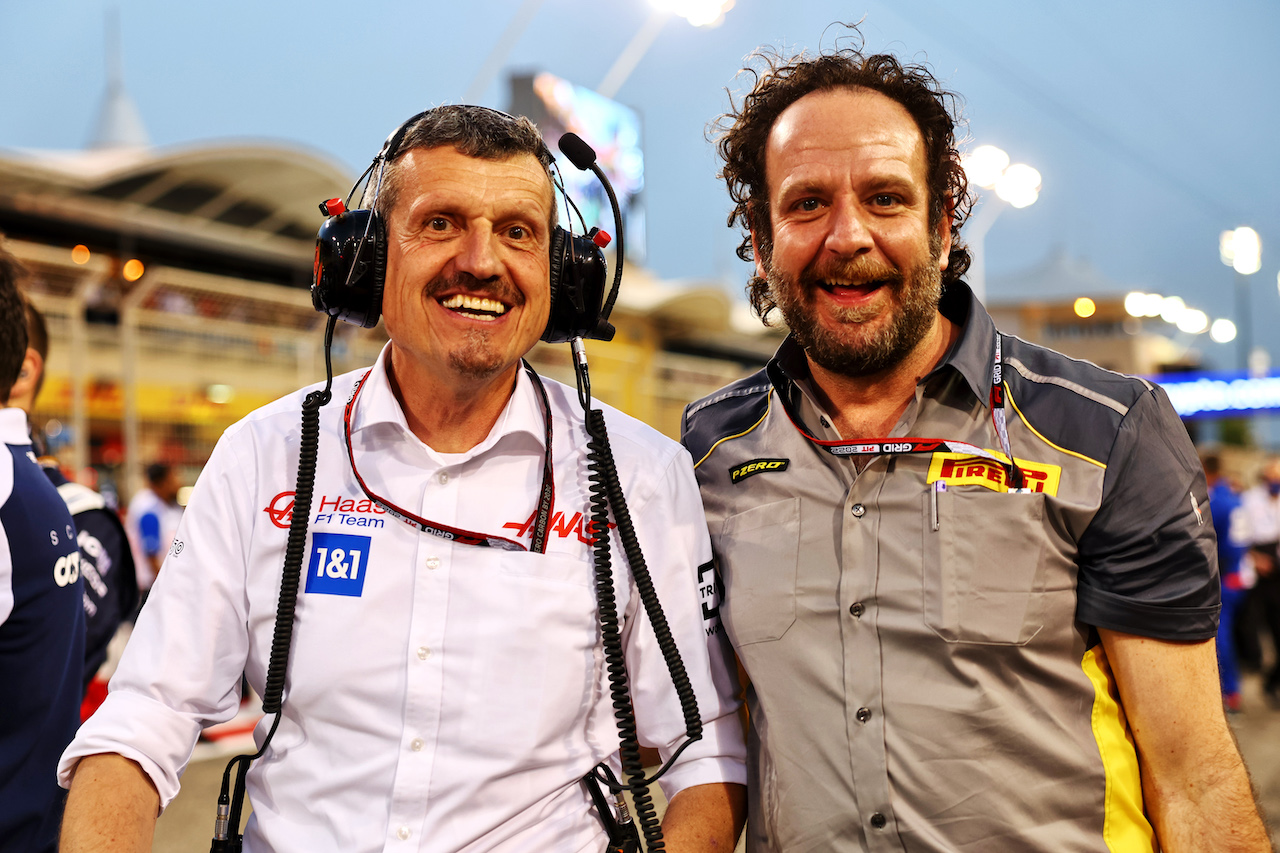 GP BAHRAIN, (L to R): Guenther Steiner (ITA) Haas F1 Team Prinicipal with Matteo Bonciani (ITA) Pirelli Head of Motorsport Communications on the grid.
20.03.2022. Formula 1 World Championship, Rd 1, Bahrain Grand Prix, Sakhir, Bahrain, Gara Day.
- www.xpbimages.com, EMail: requests@xpbimages.com © Copyright: Batchelor / XPB Images