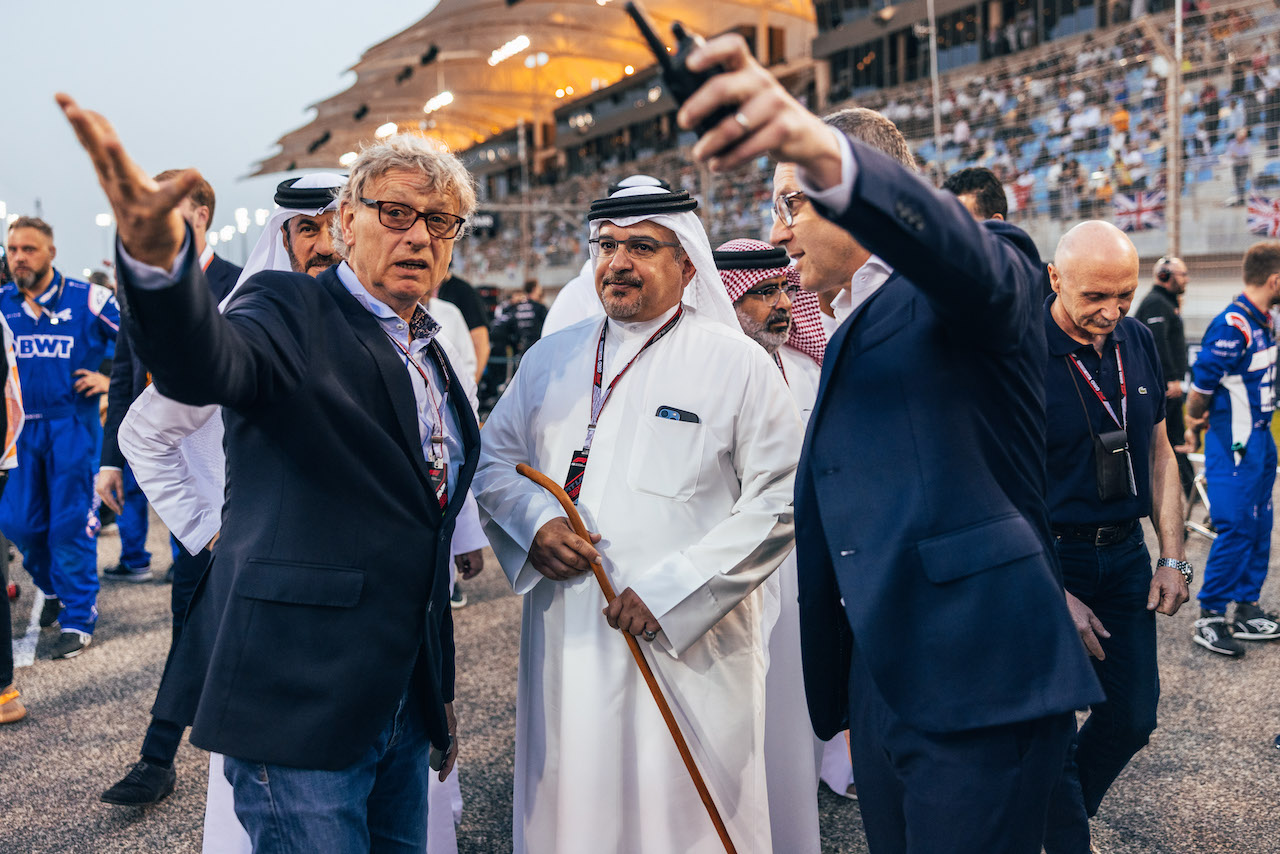 GP BAHRAIN, (L to R): Hermann Tilke (GER) Circuit Designer; Crown Prince Shaikh Salman bin Isa Hamad Al Khalifa (BRN); e Stefano Domenicali (ITA) Formula One President e CEO, on the grid.
20.03.2022. Formula 1 World Championship, Rd 1, Bahrain Grand Prix, Sakhir, Bahrain, Gara Day.
- www.xpbimages.com, EMail: requests@xpbimages.com © Copyright: Bearne / XPB Images