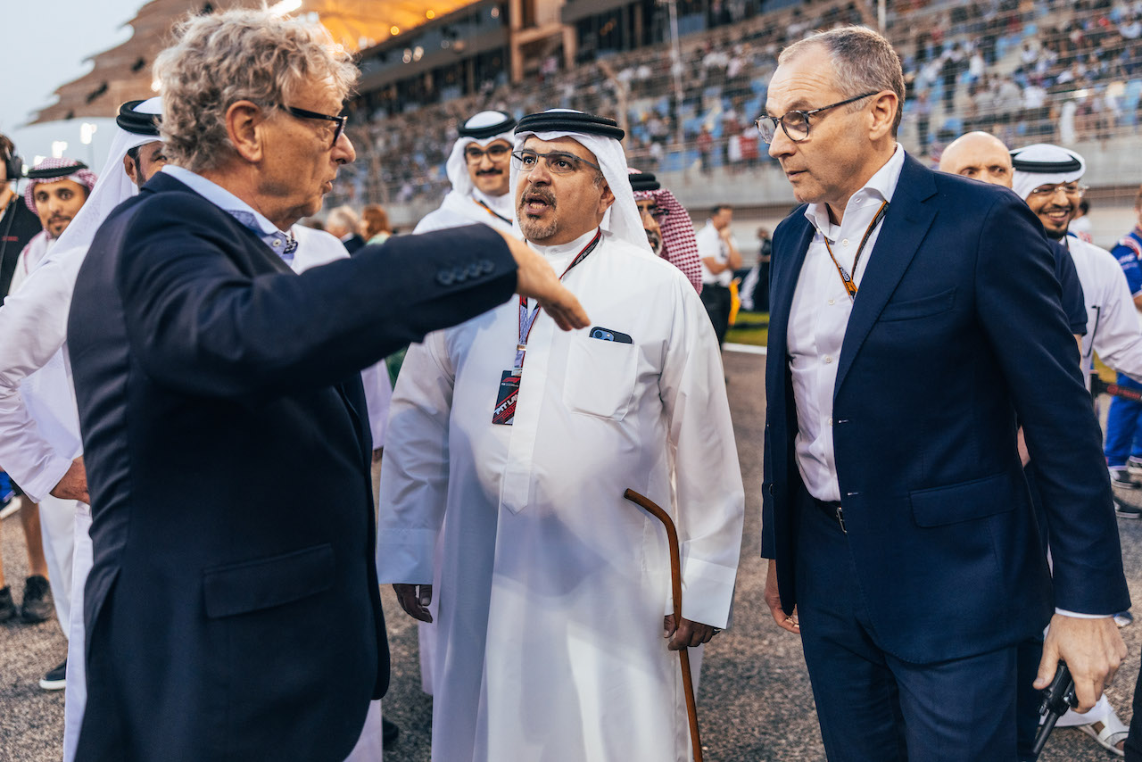 GP BAHRAIN, (L to R): Hermann Tilke (GER) Circuit Designer; Crown Prince Shaikh Salman bin Isa Hamad Al Khalifa (BRN); e Stefano Domenicali (ITA) Formula One President e CEO, on the grid.
20.03.2022. Formula 1 World Championship, Rd 1, Bahrain Grand Prix, Sakhir, Bahrain, Gara Day.
- www.xpbimages.com, EMail: requests@xpbimages.com © Copyright: Bearne / XPB Images