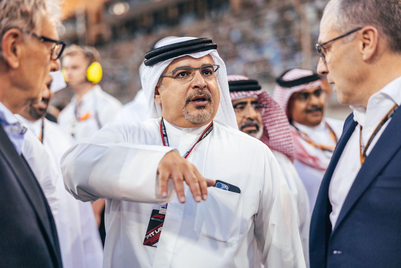 GP BAHRAIN, (L to R): Crown Prince Shaikh Salman bin Isa Hamad Al Khalifa (BRN) with Stefano Domenicali (ITA) Formula One President e CEO, on the grid.
20.03.2022. Formula 1 World Championship, Rd 1, Bahrain Grand Prix, Sakhir, Bahrain, Gara Day.
- www.xpbimages.com, EMail: requests@xpbimages.com © Copyright: Bearne / XPB Images