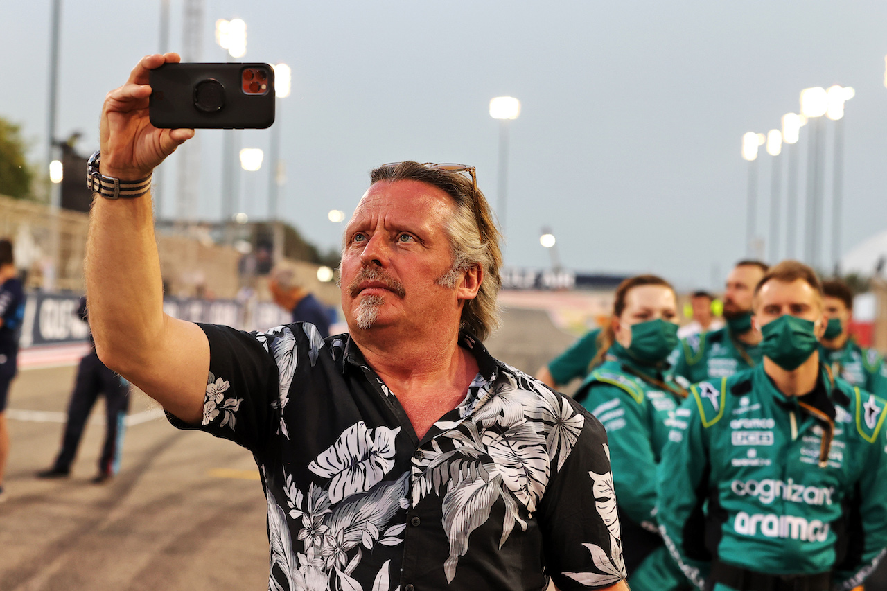 GP BAHRAIN, Charley Boorman (GBR) TV Presenter e Writer on the grid.
20.03.2022. Formula 1 World Championship, Rd 1, Bahrain Grand Prix, Sakhir, Bahrain, Gara Day.
- www.xpbimages.com, EMail: requests@xpbimages.com © Copyright: Moy / XPB Images