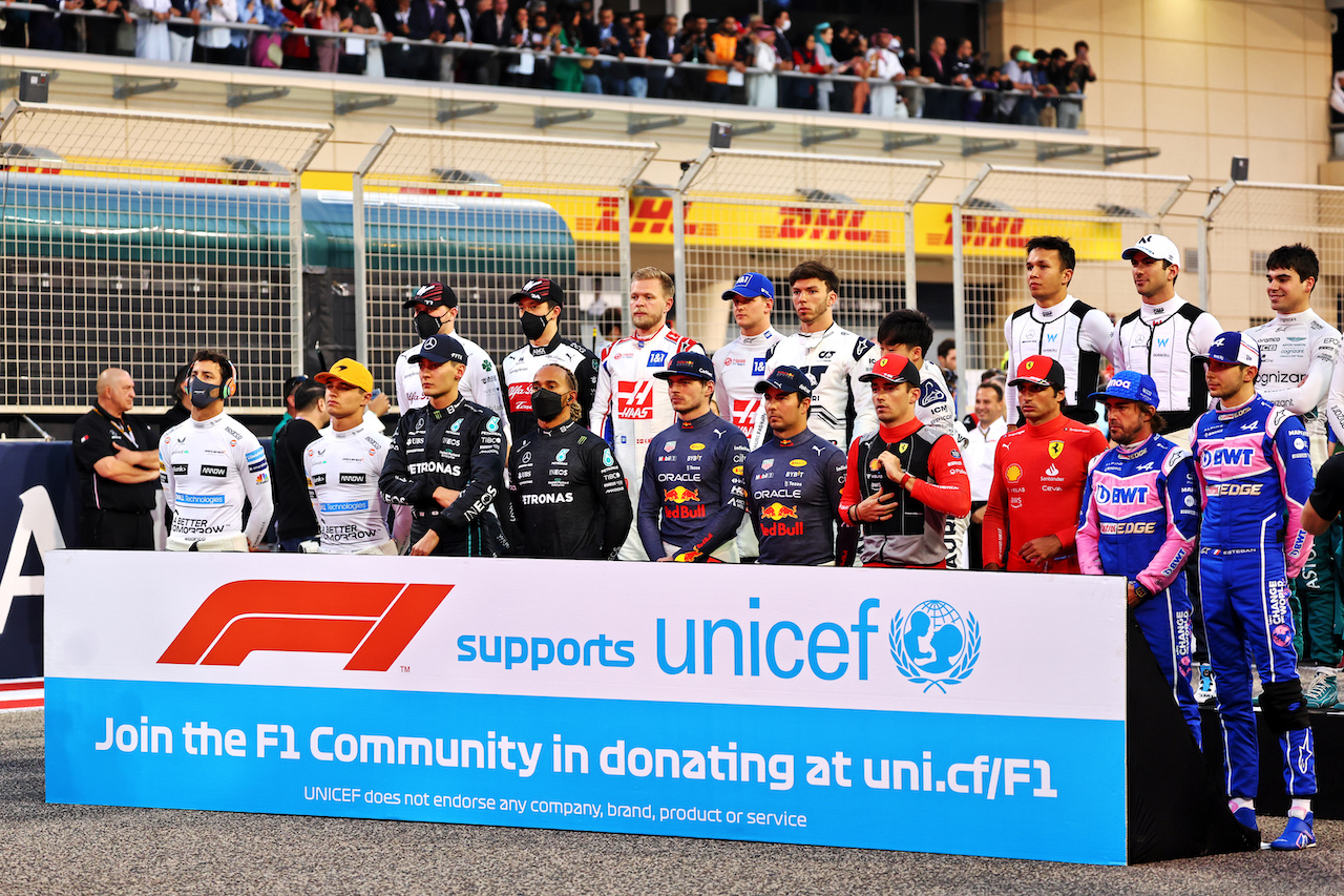 GP BAHRAIN, The drivers support Unicef on the grid.
20.03.2022. Formula 1 World Championship, Rd 1, Bahrain Grand Prix, Sakhir, Bahrain, Gara Day.
- www.xpbimages.com, EMail: requests@xpbimages.com © Copyright: Batchelor / XPB Images