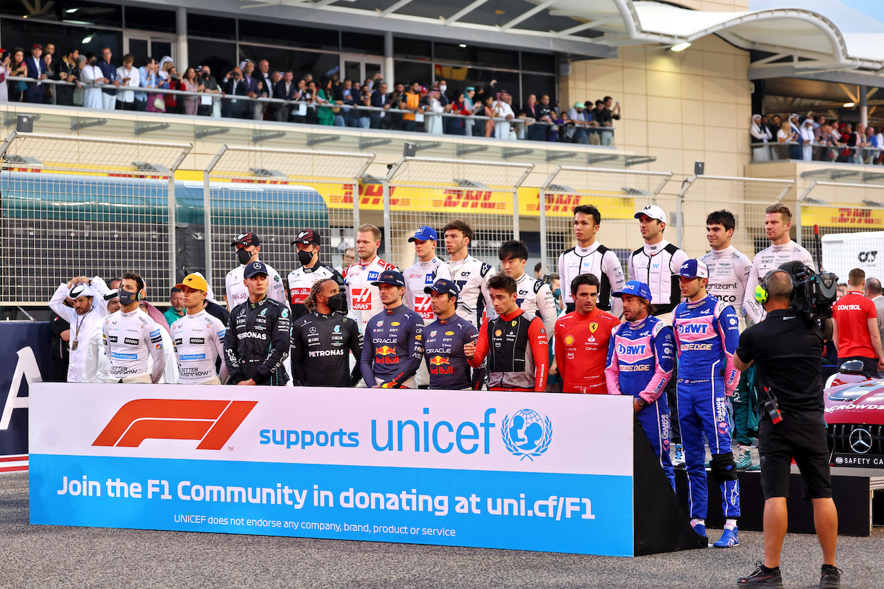 GP BAHRAIN, The drivers support Unicef on the grid.
20.03.2022. Formula 1 World Championship, Rd 1, Bahrain Grand Prix, Sakhir, Bahrain, Gara Day.
- www.xpbimages.com, EMail: requests@xpbimages.com © Copyright: Batchelor / XPB Images