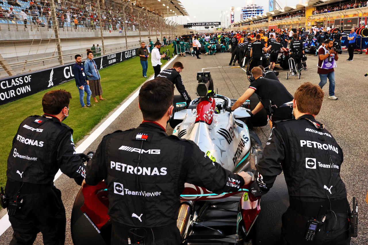 GP BAHRAIN, Lewis Hamilton (GBR) Mercedes AMG F1 W13 on the grid.
20.03.2022. Formula 1 World Championship, Rd 1, Bahrain Grand Prix, Sakhir, Bahrain, Gara Day.
- www.xpbimages.com, EMail: requests@xpbimages.com © Copyright: Batchelor / XPB Images