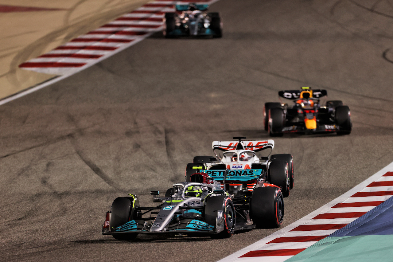 GP BAHRAIN, Lewis Hamilton (GBR) Mercedes AMG F1 W13.
20.03.2022. Formula 1 World Championship, Rd 1, Bahrain Grand Prix, Sakhir, Bahrain, Gara Day.
- www.xpbimages.com, EMail: requests@xpbimages.com © Copyright: Charniaux / XPB Images