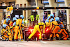 GP BAHRAIN, Lando Norris (GBR) McLaren MCL36 makes a pit stop.
20.03.2022. Formula 1 World Championship, Rd 1, Bahrain Grand Prix, Sakhir, Bahrain, Gara Day.
- www.xpbimages.com, EMail: requests@xpbimages.com © Copyright: Batchelor / XPB Images