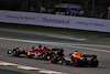 GP BAHRAIN, Charles Leclerc (MON) Ferrari F1-75 davanti a Max Verstappen (NLD) Red Bull Racing RB18.
20.03.2022. Formula 1 World Championship, Rd 1, Bahrain Grand Prix, Sakhir, Bahrain, Gara Day.
- www.xpbimages.com, EMail: requests@xpbimages.com © Copyright: Moy / XPB Images