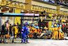 GP BAHRAIN, Daniel Ricciardo (AUS) McLaren MCL36 makes a pit stop.
20.03.2022. Formula 1 World Championship, Rd 1, Bahrain Grand Prix, Sakhir, Bahrain, Gara Day.
- www.xpbimages.com, EMail: requests@xpbimages.com © Copyright: Batchelor / XPB Images