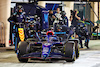 GP BAHRAIN, Alexander Albon (THA) Williams Racing FW44 makes a pit stop.
20.03.2022. Formula 1 World Championship, Rd 1, Bahrain Grand Prix, Sakhir, Bahrain, Gara Day.
- www.xpbimages.com, EMail: requests@xpbimages.com © Copyright: Batchelor / XPB Images