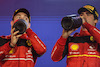 GP BAHRAIN, Charles Leclerc (FRA), Ferrari e Carlos Sainz Jr (ESP), Ferrari 
20.03.2022. Formula 1 World Championship, Rd 1, Bahrain Grand Prix, Sakhir, Bahrain, Gara Day.
- www.xpbimages.com, EMail: requests@xpbimages.com ¬© Copyright: Charniaux / XPB Images