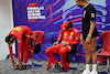 GP BAHRAIN, (L to R): Carlos Sainz Jr (ESP) Ferrari; Charles Leclerc (MON) Ferrari; e Lewis Hamilton (GBR) Mercedes AMG F1, in the post race FIA Press Conference.
20.03.2022. Formula 1 World Championship, Rd 1, Bahrain Grand Prix, Sakhir, Bahrain, Gara Day.
- www.xpbimages.com, EMail: requests@xpbimages.com © Copyright: Bearne / XPB Images