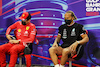 GP BAHRAIN, (L to R): Charles Leclerc (MON) Ferrari e Lewis Hamilton (GBR) Mercedes AMG F1 in the post race FIA Press Conference.
20.03.2022. Formula 1 World Championship, Rd 1, Bahrain Grand Prix, Sakhir, Bahrain, Gara Day.
- www.xpbimages.com, EMail: requests@xpbimages.com © Copyright: Bearne / XPB Images