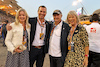 GP BAHRAIN, (L to R): Lindsay Wallace; Peter Phillips (GBR); Nick Mason (GBR) Pink Floyd Drummer with sua moglie Annette Lynton (GBR) Actress, on the grid.
20.03.2022. Formula 1 World Championship, Rd 1, Bahrain Grand Prix, Sakhir, Bahrain, Gara Day.
- www.xpbimages.com, EMail: requests@xpbimages.com © Copyright: Moy / XPB Images