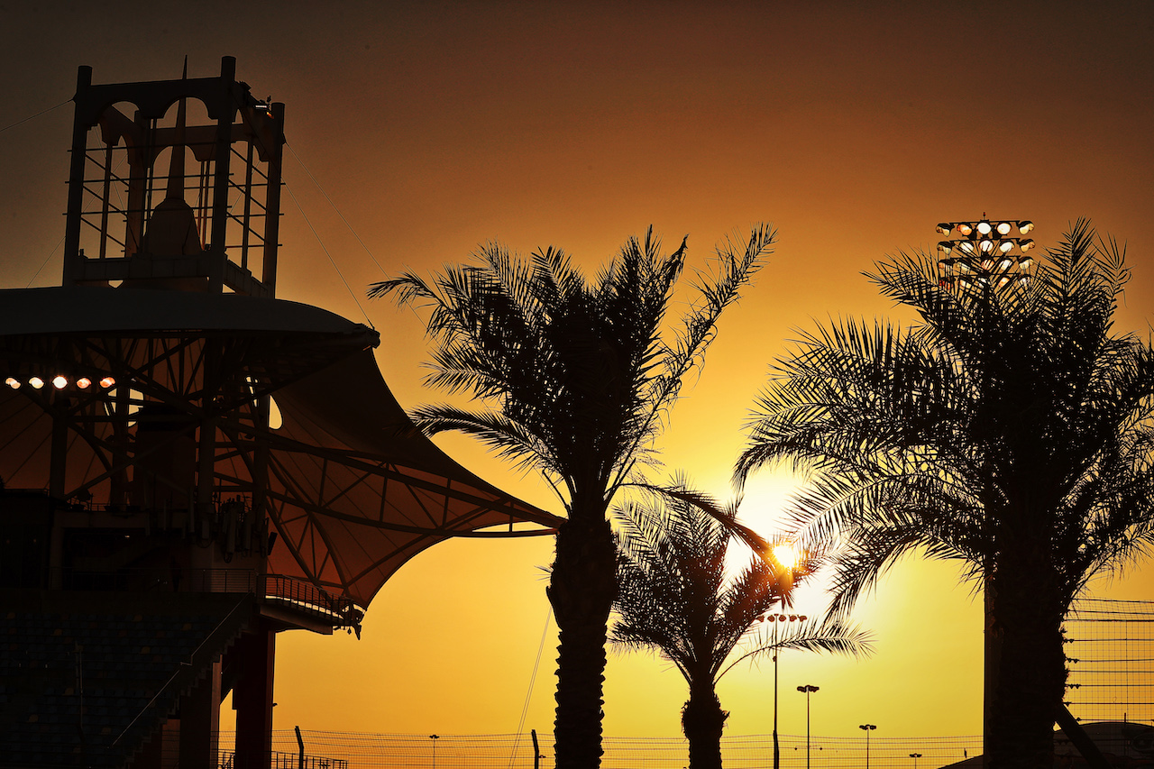 GP BAHRAIN, Circuit Atmosfera - sunset.
17.03.2022. Formula 1 World Championship, Rd 1, Bahrain Grand Prix, Sakhir, Bahrain, Preparation Day.
- www.xpbimages.com, EMail: requests@xpbimages.com © Copyright: Moy / XPB Images
