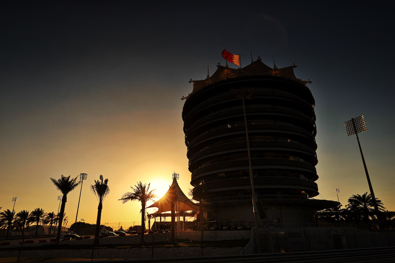 GP BAHRAIN, Circuit Atmosfera - sunset.
17.03.2022. Formula 1 World Championship, Rd 1, Bahrain Grand Prix, Sakhir, Bahrain, Preparation Day.
- www.xpbimages.com, EMail: requests@xpbimages.com © Copyright: Moy / XPB Images