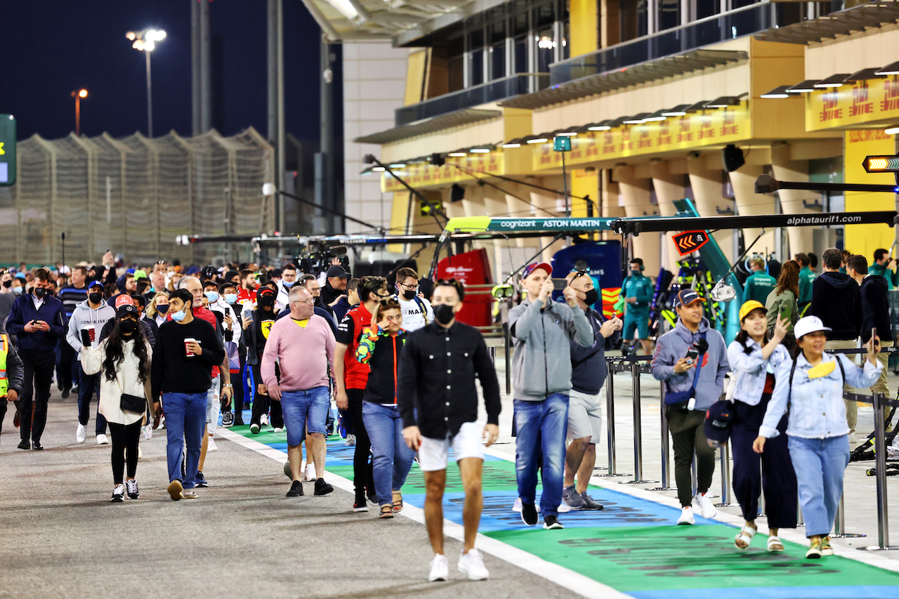 GP BAHRAIN, Circuit Atmosfera - fans in the pits.
17.03.2022. Formula 1 World Championship, Rd 1, Bahrain Grand Prix, Sakhir, Bahrain, Preparation Day.
- www.xpbimages.com, EMail: requests@xpbimages.com © Copyright: Batchelor / XPB Images