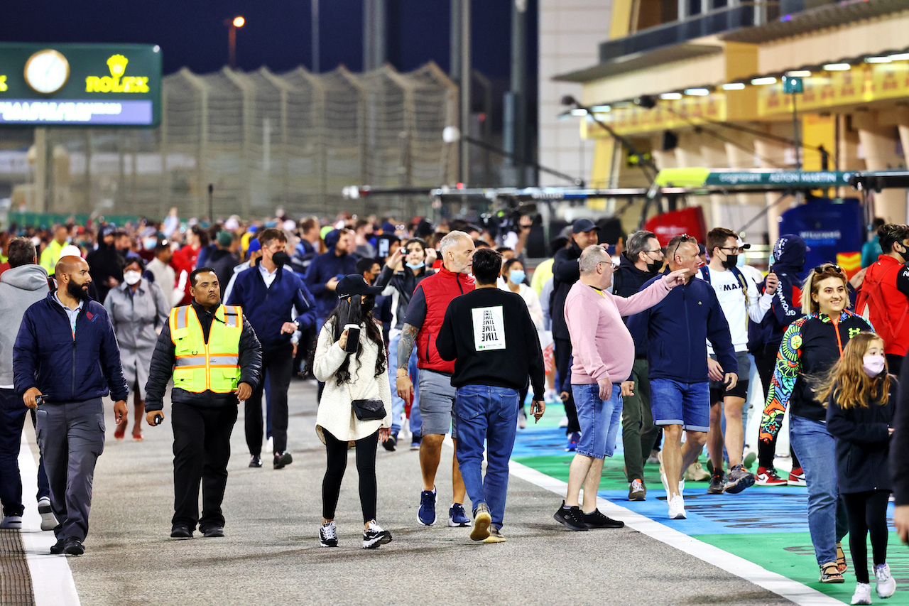 GP BAHRAIN, Circuit Atmosfera - fans in the pits.
17.03.2022. Formula 1 World Championship, Rd 1, Bahrain Grand Prix, Sakhir, Bahrain, Preparation Day.
- www.xpbimages.com, EMail: requests@xpbimages.com © Copyright: Batchelor / XPB Images