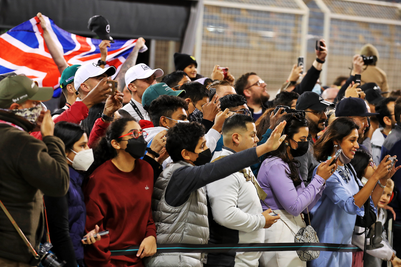 GP BAHRAIN, Circuit Atmosfera - fans in the pits.
17.03.2022. Formula 1 World Championship, Rd 1, Bahrain Grand Prix, Sakhir, Bahrain, Preparation Day.
 - www.xpbimages.com, EMail: requests@xpbimages.com © Copyright: Coates / XPB Images