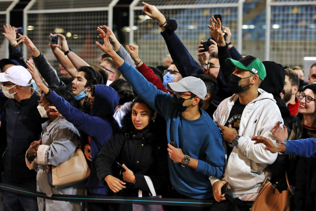 GP BAHRAIN, Circuit Atmosfera - fans in the pits.
17.03.2022. Formula 1 World Championship, Rd 1, Bahrain Grand Prix, Sakhir, Bahrain, Preparation Day.
 - www.xpbimages.com, EMail: requests@xpbimages.com © Copyright: Coates / XPB Images