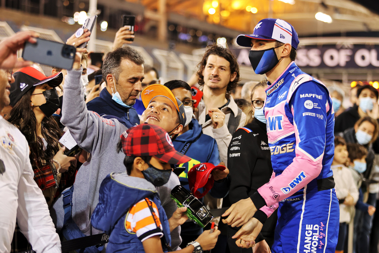 GP BAHRAIN, Esteban Ocon (FRA) Alpine F1 Team with fans in the pits.
17.03.2022. Formula 1 World Championship, Rd 1, Bahrain Grand Prix, Sakhir, Bahrain, Preparation Day.
- www.xpbimages.com, EMail: requests@xpbimages.com © Copyright: Moy / XPB Images