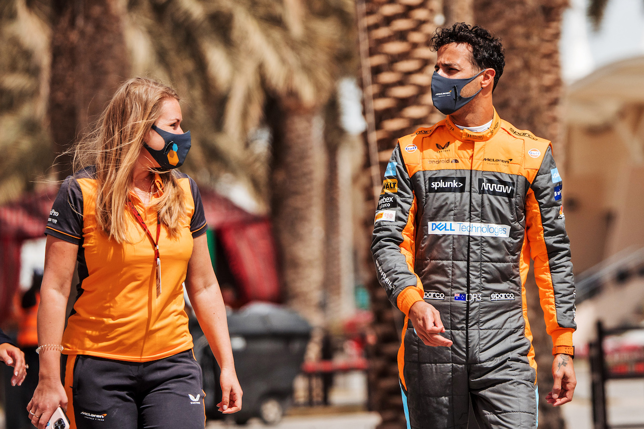 GP BAHRAIN, Daniel Ricciardo (AUS) McLaren with Sophie Ogg (GBR) McLaren Communications Director.
17.03.2022. Formula 1 World Championship, Rd 1, Bahrain Grand Prix, Sakhir, Bahrain, Preparation Day.
- www.xpbimages.com, EMail: requests@xpbimages.com © Copyright: Bearne / XPB Images