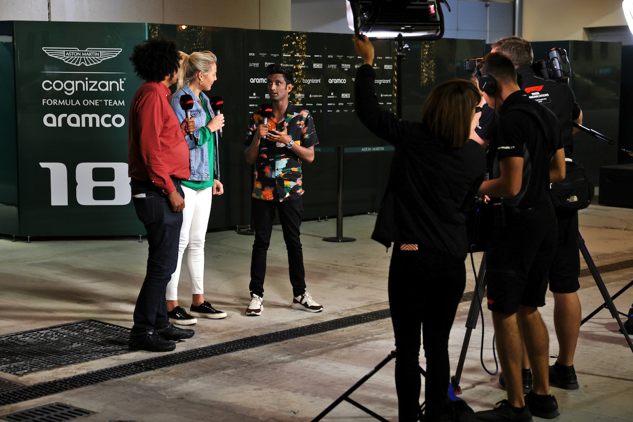 GP BAHRAIN, (L to R): Sam Collins (GBR) F1 Digital Technical Expert; Rosanna Tennant (GBR) F1 Presenter; Lawrence Barretto (GBR) Formula 1 Senior Writer Editor.
17.03.2022. Formula 1 World Championship, Rd 1, Bahrain Grand Prix, Sakhir, Bahrain, Preparation Day.
- www.xpbimages.com, EMail: requests@xpbimages.com © Copyright: Bearne / XPB Images