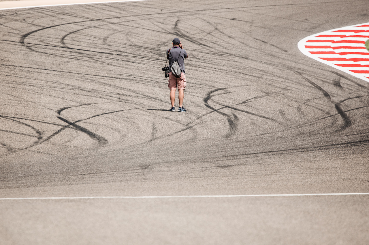 GP BAHRAIN, Circuit Atmosfera - Photographer.
17.03.2022. Formula 1 World Championship, Rd 1, Bahrain Grand Prix, Sakhir, Bahrain, Preparation Day.
- www.xpbimages.com, EMail: requests@xpbimages.com © Copyright: Bearne / XPB Images