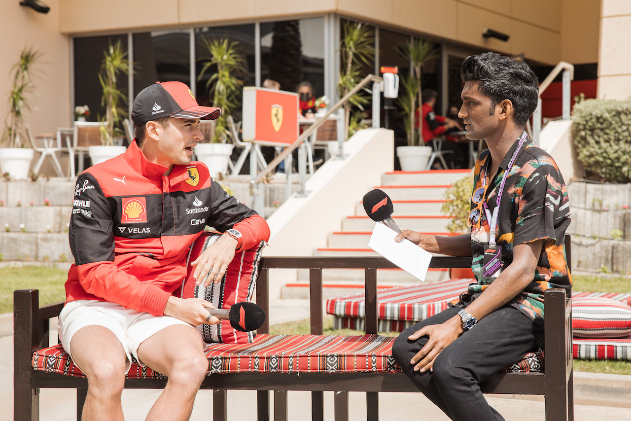 GP BAHRAIN, (L to R): Charles Leclerc (MON) Ferrari e Lawrence Barretto (GBR) Formula 1 Senior Writer Editor.
17.03.2022. Formula 1 World Championship, Rd 1, Bahrain Grand Prix, Sakhir, Bahrain, Preparation Day.
- www.xpbimages.com, EMail: requests@xpbimages.com © Copyright: Bearne / XPB Images