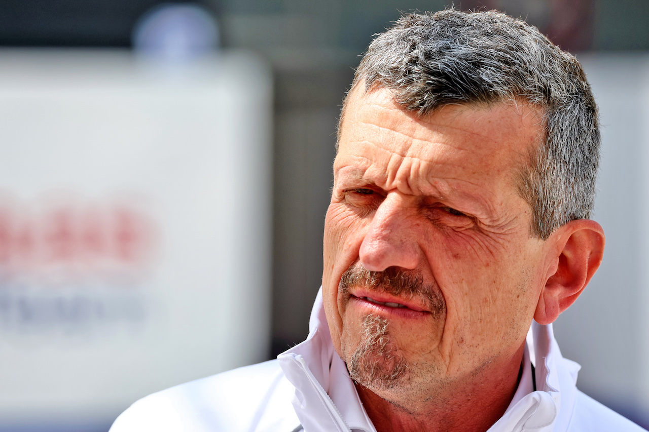 GP BAHRAIN, Guenther Steiner (ITA) Haas F1 Team Prinicipal.
17.03.2022. Formula 1 World Championship, Rd 1, Bahrain Grand Prix, Sakhir, Bahrain, Preparation Day.
- www.xpbimages.com, EMail: requests@xpbimages.com © Copyright: Batchelor / XPB Images