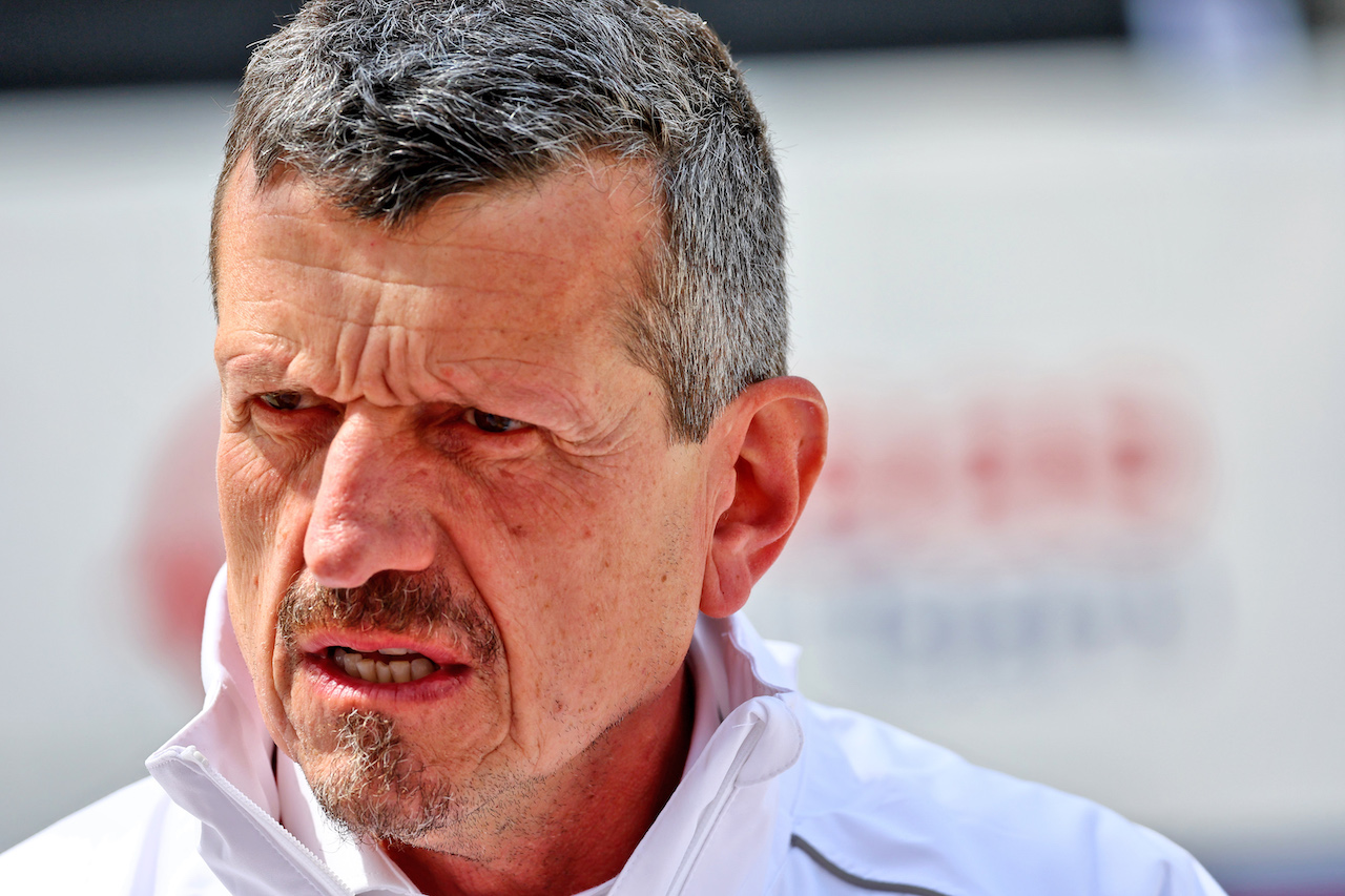 GP BAHRAIN, Guenther Steiner (ITA) Haas F1 Team Prinicipal.
17.03.2022. Formula 1 World Championship, Rd 1, Bahrain Grand Prix, Sakhir, Bahrain, Preparation Day.
- www.xpbimages.com, EMail: requests@xpbimages.com © Copyright: Batchelor / XPB Images