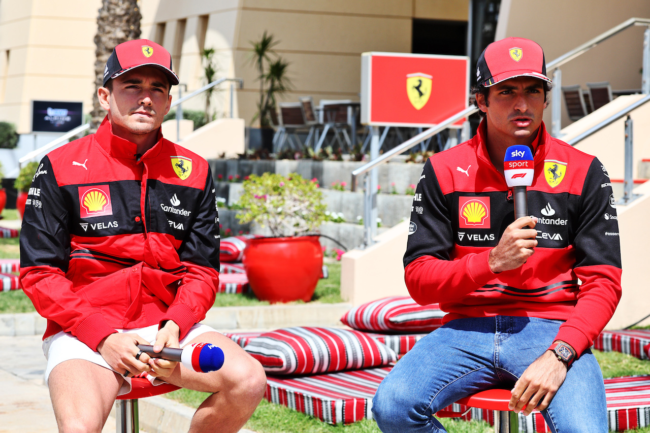 GP BAHRAIN, (L to R): Charles Leclerc (MON) Ferrari e Carlos Sainz Jr (ESP) Ferrari.
17.03.2022. Formula 1 World Championship, Rd 1, Bahrain Grand Prix, Sakhir, Bahrain, Preparation Day.
- www.xpbimages.com, EMail: requests@xpbimages.com © Copyright: Batchelor / XPB Images