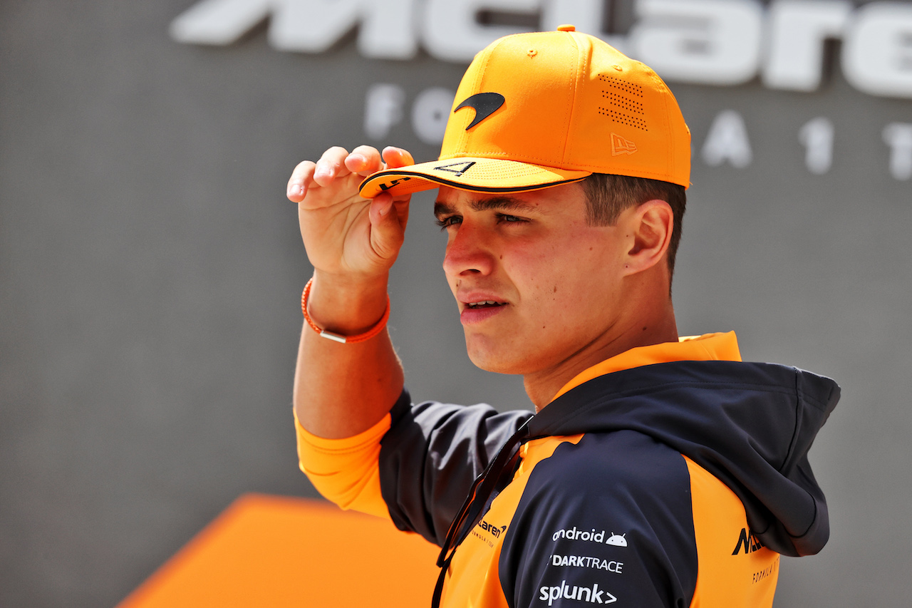 GP BAHRAIN, Lando Norris (GBR) McLaren.
17.03.2022. Formula 1 World Championship, Rd 1, Bahrain Grand Prix, Sakhir, Bahrain, Preparation Day.
- www.xpbimages.com, EMail: requests@xpbimages.com © Copyright: Moy / XPB Images